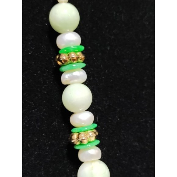 Vintage Jadeite and Pearl Beaded Strand Carved Gold Plated Necklace and Pendant - Picture 8 of 13